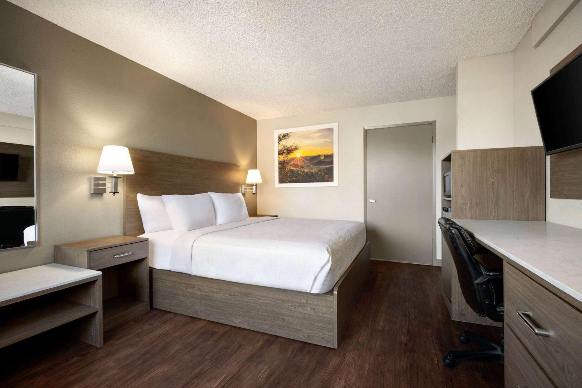 Days Inn By Wyndham Fresno South Exterior photo